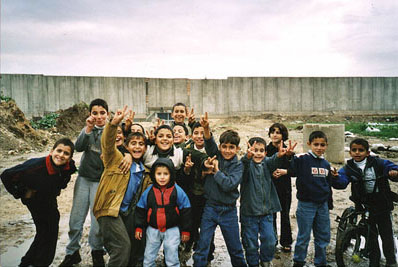 enfants devant le mur